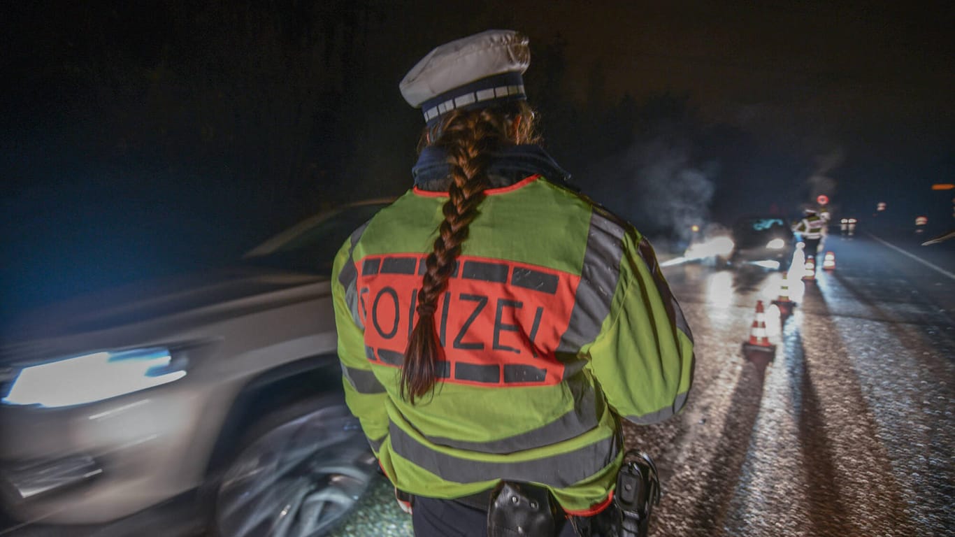 Polizei kontrolliert Autos (Symbolbild): In Hamburg haben Beamte einen Mann unter Drogeneinfluss erwischt.