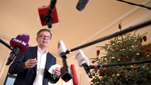 Österreichs Gesundheitsminister Rudolf Anschober informiert nach einem Treffen mit Vertretern der Parlamentsfraktionen die Medien: Das Land verlängert seinen Lockdown. Österreichs Gesundheitsminister Rudolf Anschober informiert nach einem Treffen mit Vertretern der Parlamentsfraktionen die Medien: Das Land verlängert seinen Lockdown.