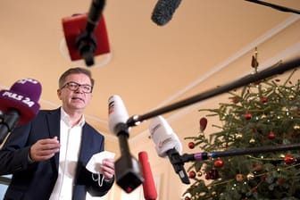 Österreichs Gesundheitsminister Rudolf Anschober informiert nach einem Treffen mit Vertretern der Parlamentsfraktionen die Medien: Das Land verlängert seinen Lockdown.