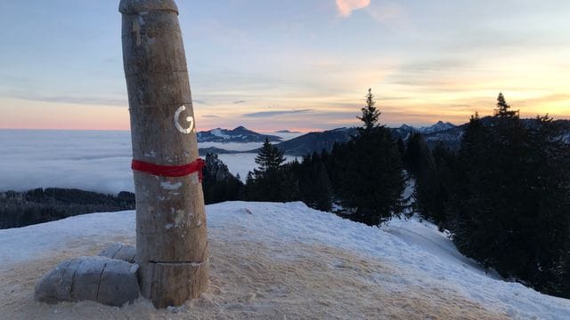 Die zwei Meter hohe Penis-Skulptur auf dem Grat des Grünten: Am Wochenende wurde das "Denkmal" zersägt und wieder zusammengeflickt. Die zwei Meter hohe Penis-Skulptur auf dem Grat des Grünten: Am Wochenende wurde das "Denkmal" zersägt und wieder zusammengeflickt.