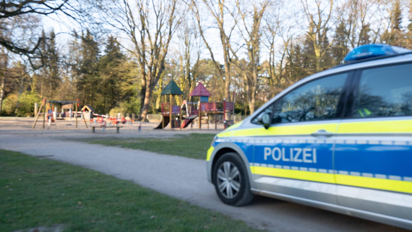 Ein Polizeiauto steht vor einem Spielplatz: Beamte haben gedacht, ein Drogenversteck ausgemacht zu haben.