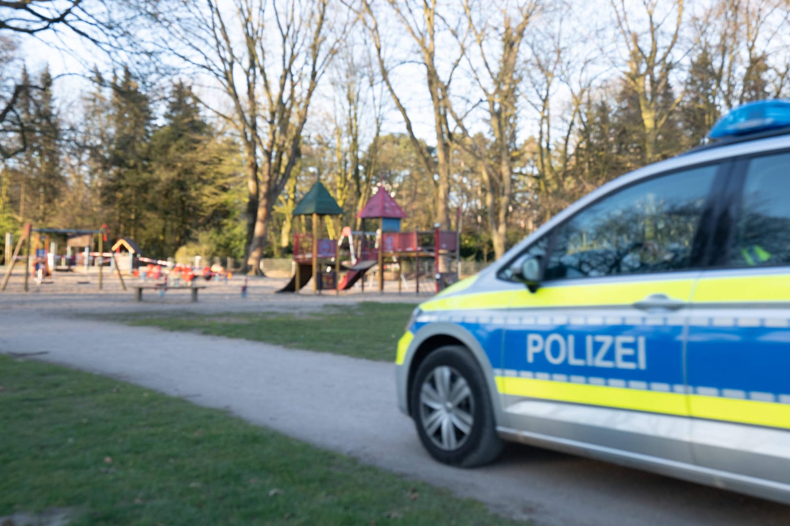 Ein Polizeiauto steht vor einem Spielplatz: Beamte haben gedacht, ein Drogenversteck ausgemacht zu haben.