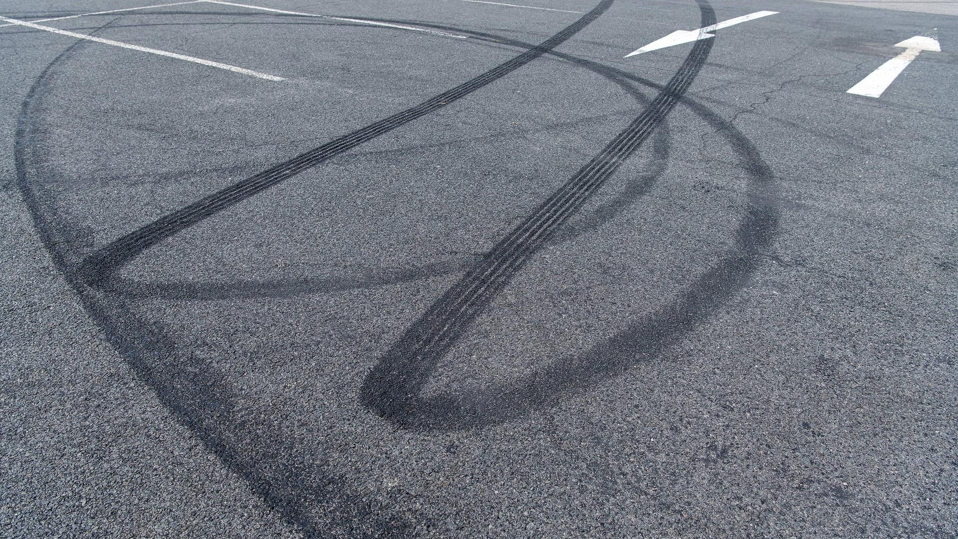 Driftspuren auf einem öffentlichen Parkplatz (Symbolbild): In Bielefeld ist ein 27-Jähriger vom Auto erfasst und schwer verletzt worden. Driftspuren auf einem öffentlichen Parkplatz (Symbolbild): In Bielefeld ist ein 27-Jähriger vom Auto erfasst und schwer verletzt worden.