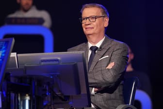 Günther Jauch: Der Moderator musste in der ersten "Wer wird Millionär?"-Sendung 2021 auf die Yogamatte.