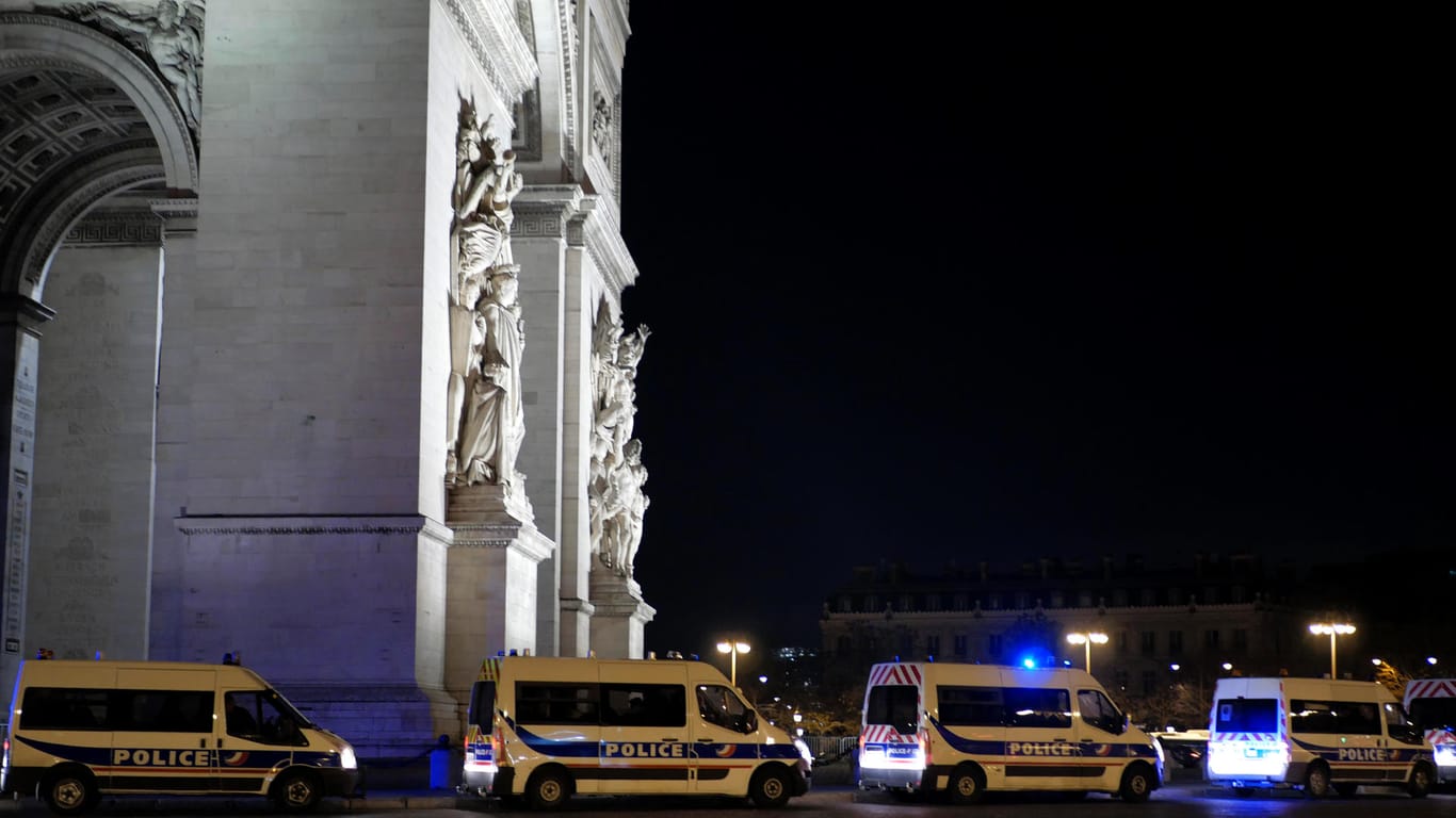 Polizeiwagen parken in der Silvesternacht vor dem Triumpfbogen in Paris