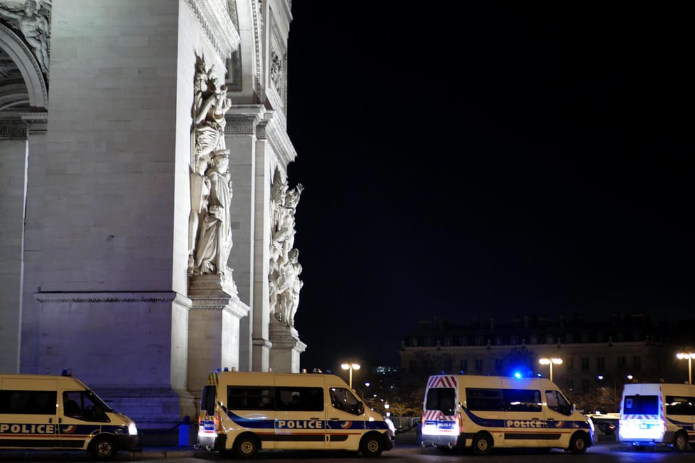 Polizeiwagen parken in der Silvesternacht vor dem Triumpfbogen in Paris