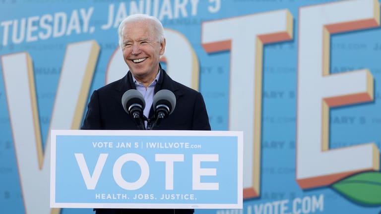 Joe Biden wirbt bei einem Wahlauftritt in Georgia für die demokratischen Kandidaten.