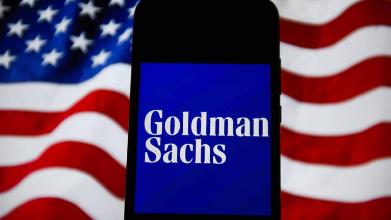 Das Logo von Goldman Sachs auf einem Smartphone: US-Firmen fordern rasche Anerkennung des Wahlergebnisses. (Symbolbild)