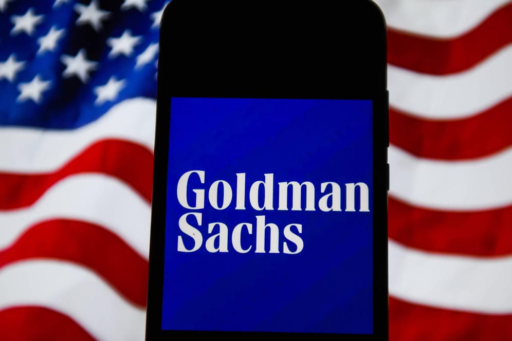 Das Logo von Goldman Sachs auf einem Smartphone: US-Firmen fordern rasche Anerkennung des Wahlergebnisses. (Symbolbild)