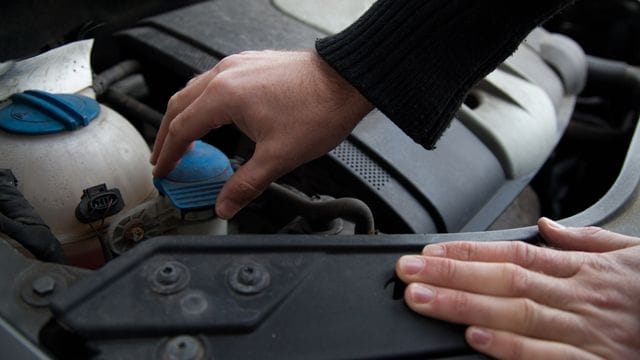 Scheibenfrostschutz: Schwache Batterien, fehlender Frostschutz oder Sommerbereifung zählen zu den häufigsten Nachlässigkeiten unvorbereiteter Fahrzeugbesitzer.