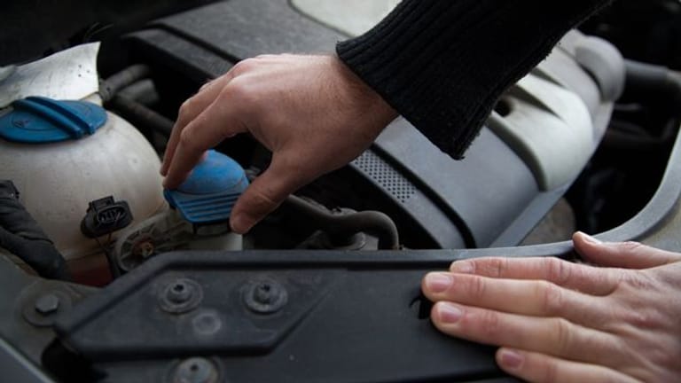 Scheibenfrostschutz: Schwache Batterien, fehlender Frostschutz oder Sommerbereifung zählen zu den häufigsten Nachlässigkeiten unvorbereiteter Fahrzeugbesitzer.