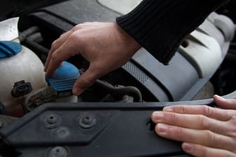 Scheibenfrostschutz: Schwache Batterien, fehlender Frostschutz oder Sommerbereifung zählen zu den häufigsten Nachlässigkeiten unvorbereiteter Fahrzeugbesitzer.