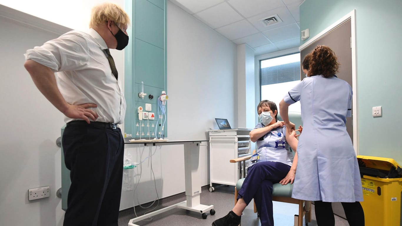 Boris Johnson beobachtet eine Impfung in London. Der Premier kündigte einen erneuten Lockdown an.