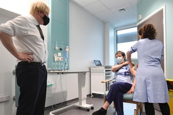 Boris Johnson beobachtet eine Impfung in London. Der Premier kündigte einen erneuten Lockdown an.