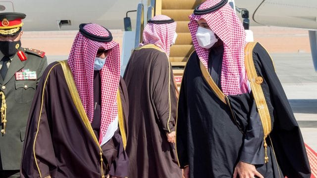 Mohammed bin Salman (r), Kronprinz von Saudi-Arabien, begrüßt Scheich Nawaf al-Ahmed al-Sabah, den Emir von Kuwait, bei seiner Ankunft auf dem Flughafen zum 41. Mohammed bin Salman (r), Kronprinz von Saudi-Arabien, begrüßt Scheich Nawaf al-Ahmed al-Sabah, den Emir von Kuwait, bei seiner Ankunft auf dem Flughafen zum 41.