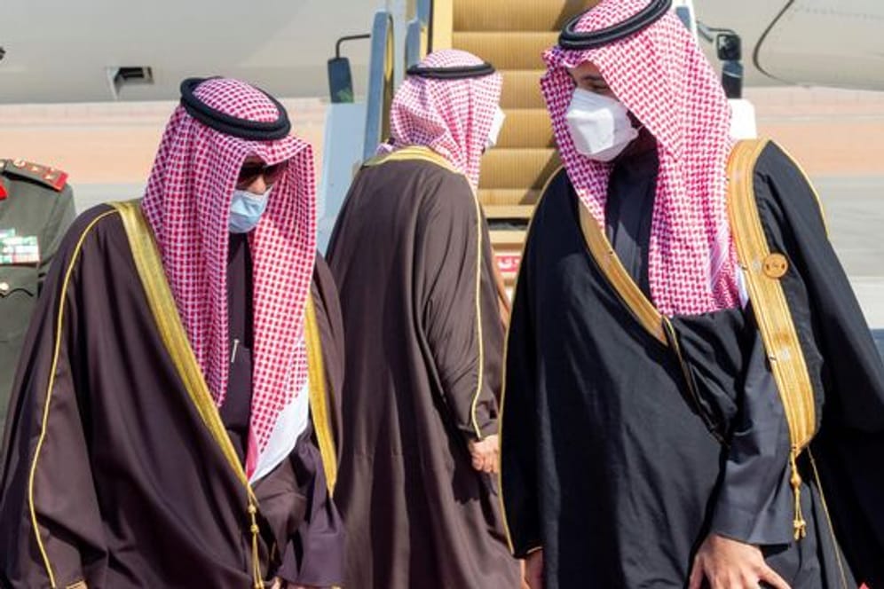 Mohammed bin Salman (r), Kronprinz von Saudi-Arabien, begrüßt Scheich Nawaf al-Ahmed al-Sabah, den Emir von Kuwait, bei seiner Ankunft auf dem Flughafen zum 41.