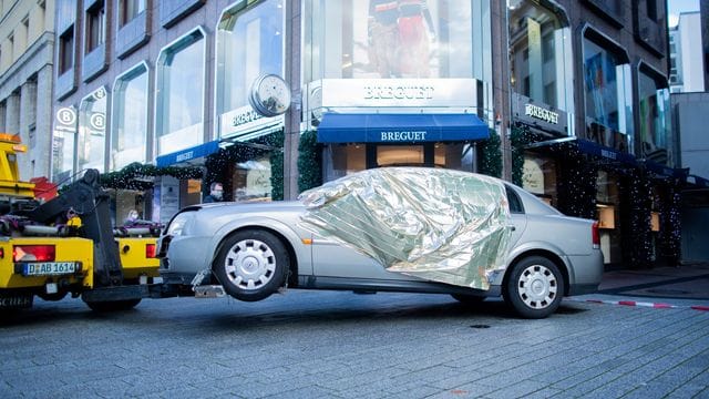 Das Tatfahrzeug wird nach dem Überfall abgeschleppt. Das Tatfahrzeug wird nach dem Überfall abgeschleppt.