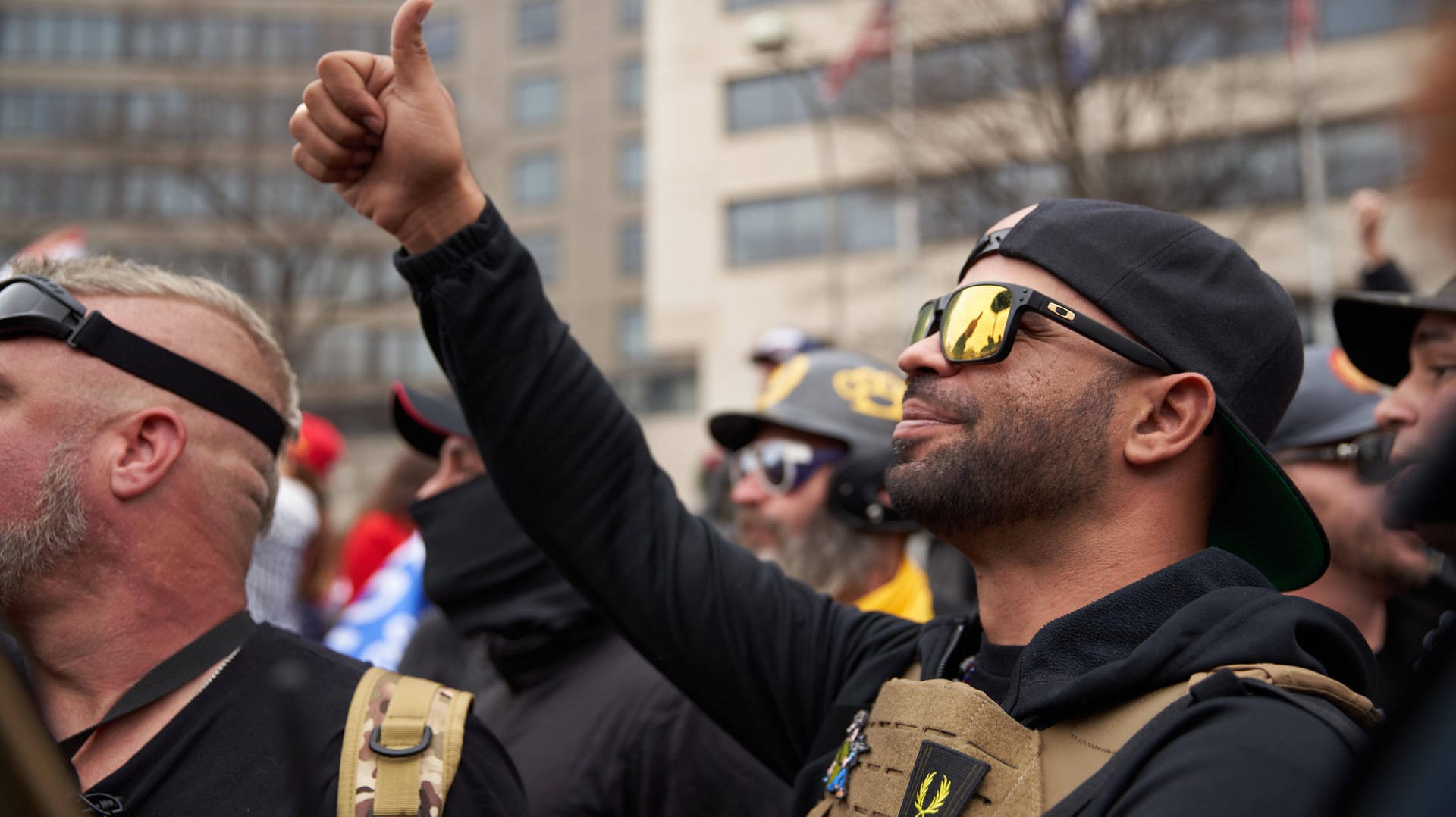 Der Proud-Boys-Vorsitzende Enrique Tarrio reckt den Daumen bei einer Demonstration in Washington. Jetzt ist er festgenommen worden.