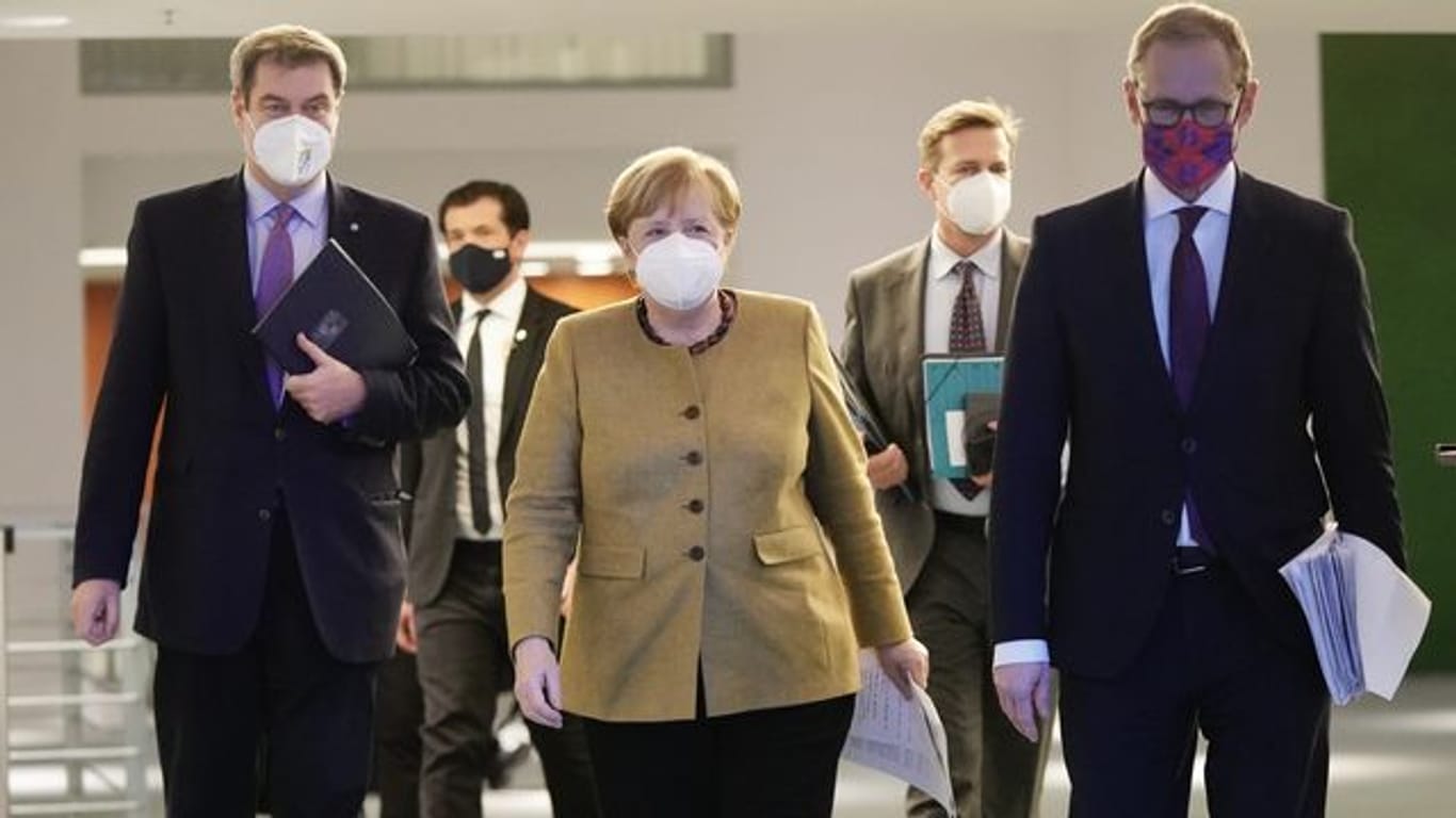 Bundeskanzlerin Angela Merkel, kommt neben Bayens Ministerpräsident Markus Söder und Berlins regierenden Bürgermeister Michael Müller zur Pressekonferenz nach den Beratungen von Bund und Ländern.