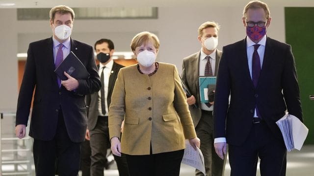 Bundeskanzlerin Angela Merkel, kommt neben Bayens Ministerpräsident Markus Söder und Berlins regierenden Bürgermeister Michael Müller zur Pressekonferenz nach den Beratungen von Bund und Ländern.