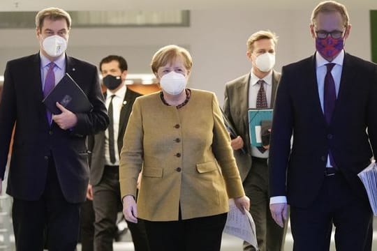 Bundeskanzlerin Angela Merkel, kommt neben Bayens Ministerpräsident Markus Söder und Berlins regierenden Bürgermeister Michael Müller zur Pressekonferenz nach den Beratungen von Bund und Ländern.