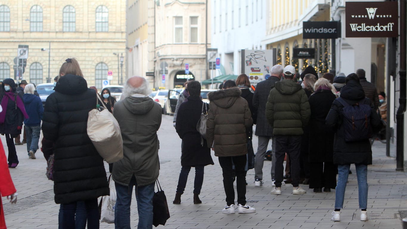 Kunden vor einem Feinkostgeschäft (Symbolbild): Der Einzelhandel machte 2020 ein Umsatzplus.