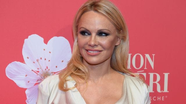 Pamela Anderson ist froh, das Julian Assange nicht an die USA ausgeliefert wird.