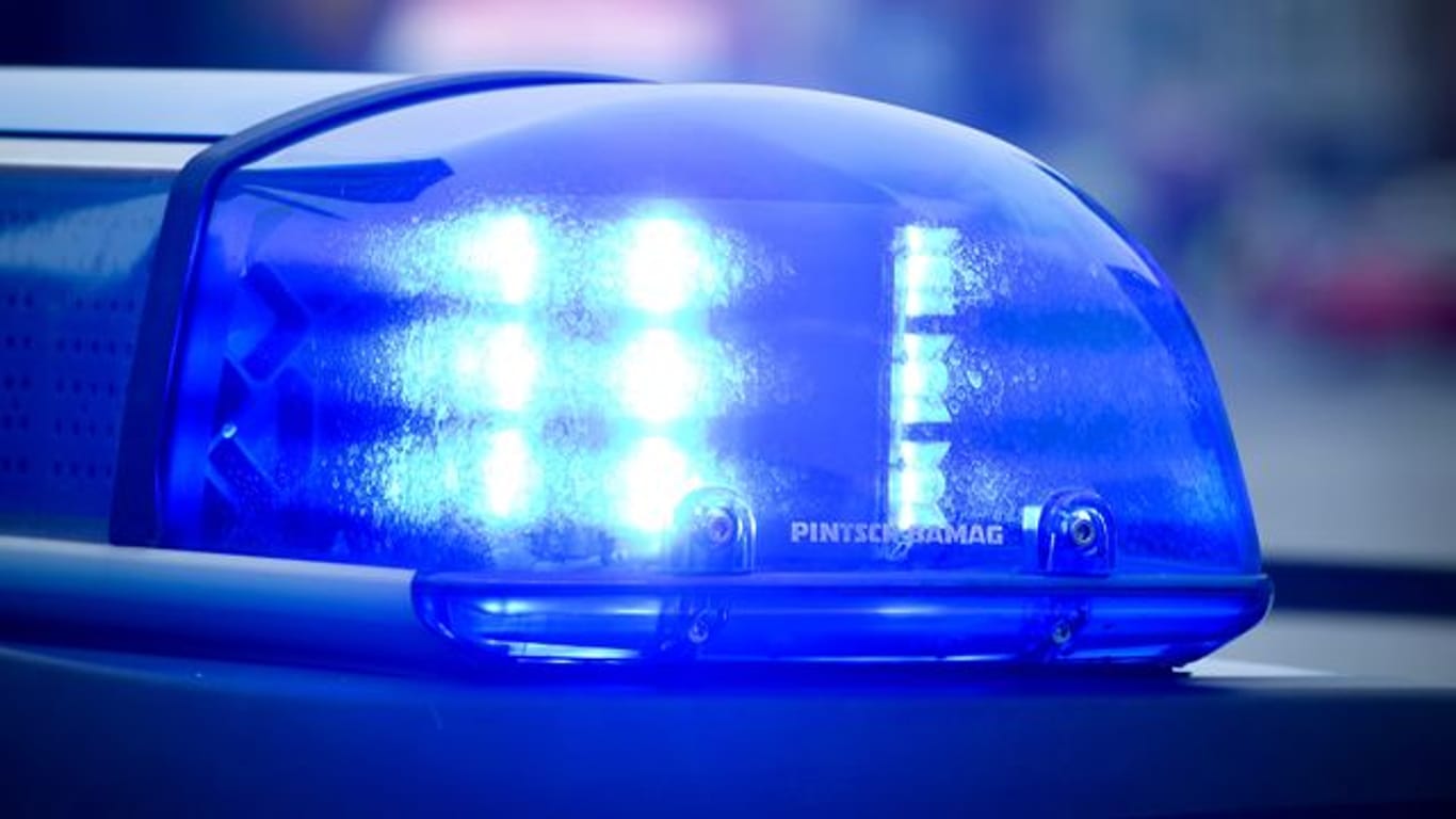 Das Blaulicht an einem Polizeiauto leuchtet (Symbolbild): Ein Einbrecher hat in einem Erfurter Handyladen Beute im Wert von insgesamt 3.000 Euro gemacht.