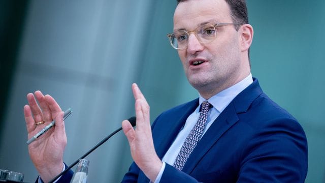 Jens Spahn (CDU), Bundesminister für Gesundheit, gibt in seinem Ministerium eine Pressekonferenz zur Impfstrategie der Bundesregierung.