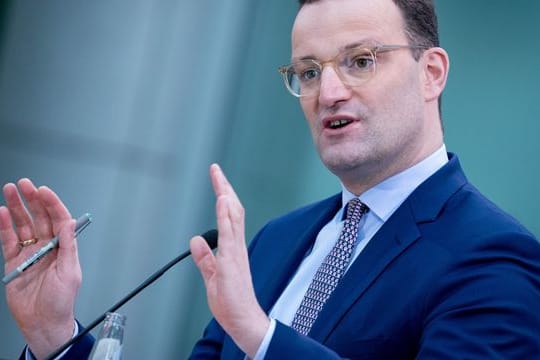 Jens Spahn (CDU), Bundesminister für Gesundheit, gibt in seinem Ministerium eine Pressekonferenz zur Impfstrategie der Bundesregierung.