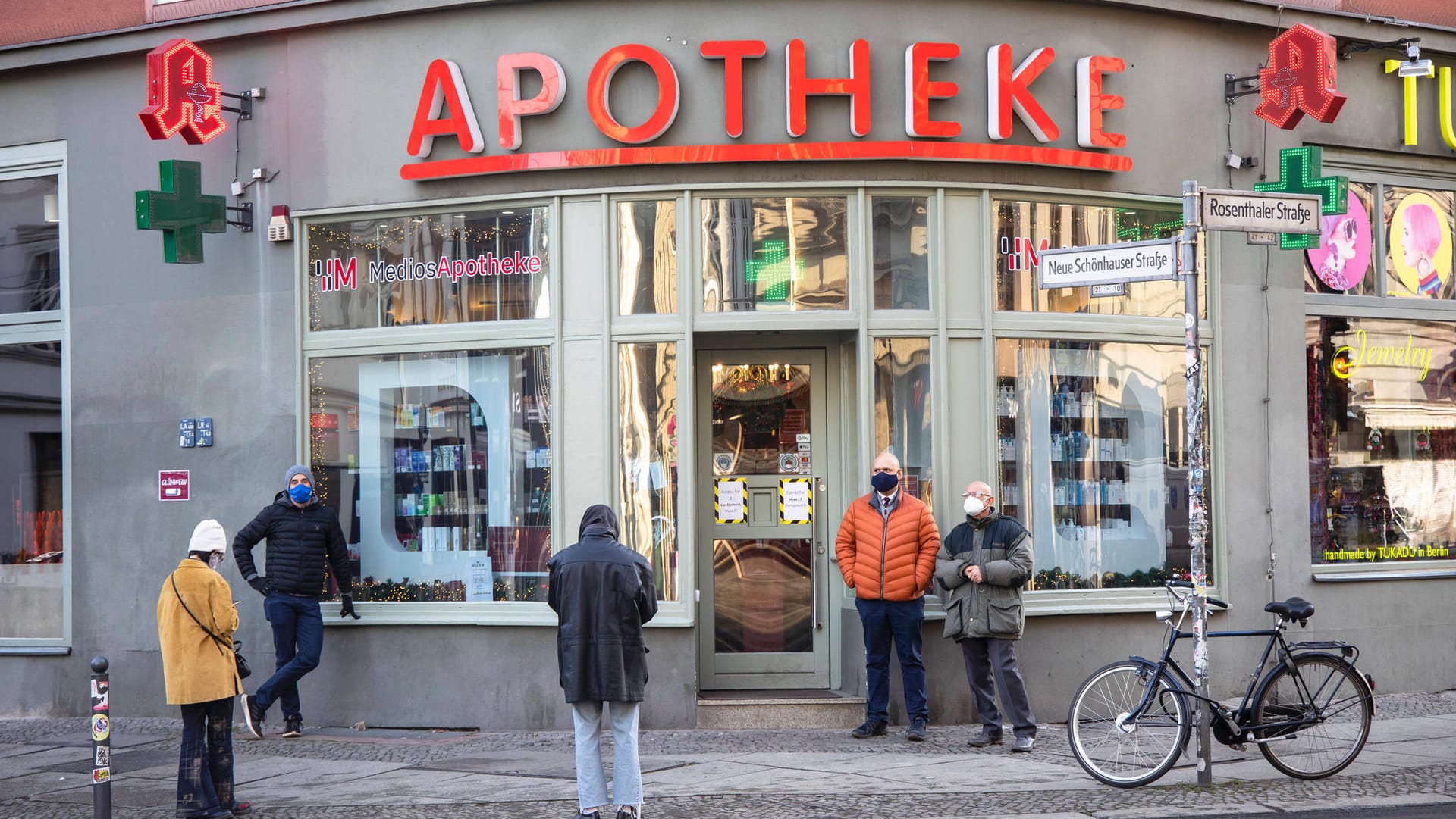 Apotheke: Der Ansturm war im Dezember 2020 groß. In diesem Jahr soll die Ausgabe von Schutzmasken an Risikogruppen geordneter ablaufen.