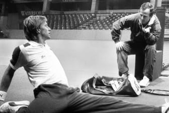 Boris Becker mit seinem Trainer Bob Brett 1987 (Archivbild): Brett coachte Becker zum Wimbledon-Sieg.