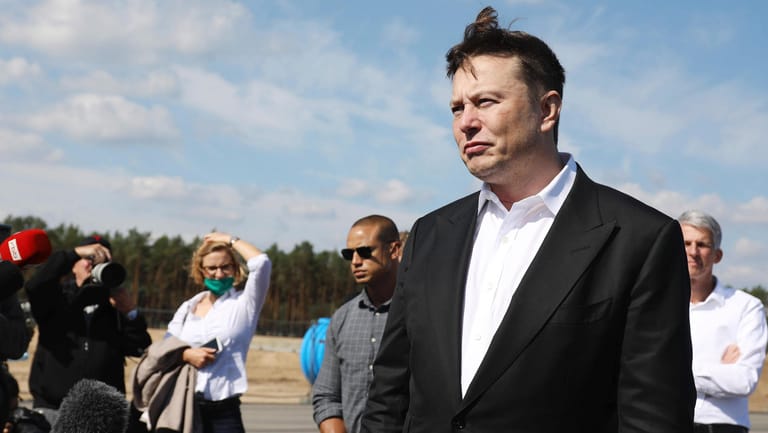 Elon Musk auf der Baustelle der Tesla Giga-Factory im September (Symbolbild): Tesla sucht Tausende Mitarbeiter.