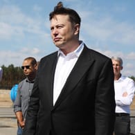 Elon Musk auf der Baustelle der Tesla Giga-Factory im September (Symbolbild): Tesla sucht Tausende Mitarbeiter.