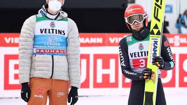 Karl Geiger und Markus Eisenbichler (r) liegen vor dem letzten Springen hinter den Podestplätzen. Karl Geiger und Markus Eisenbichler (r) liegen vor dem letzten Springen hinter den Podestplätzen.