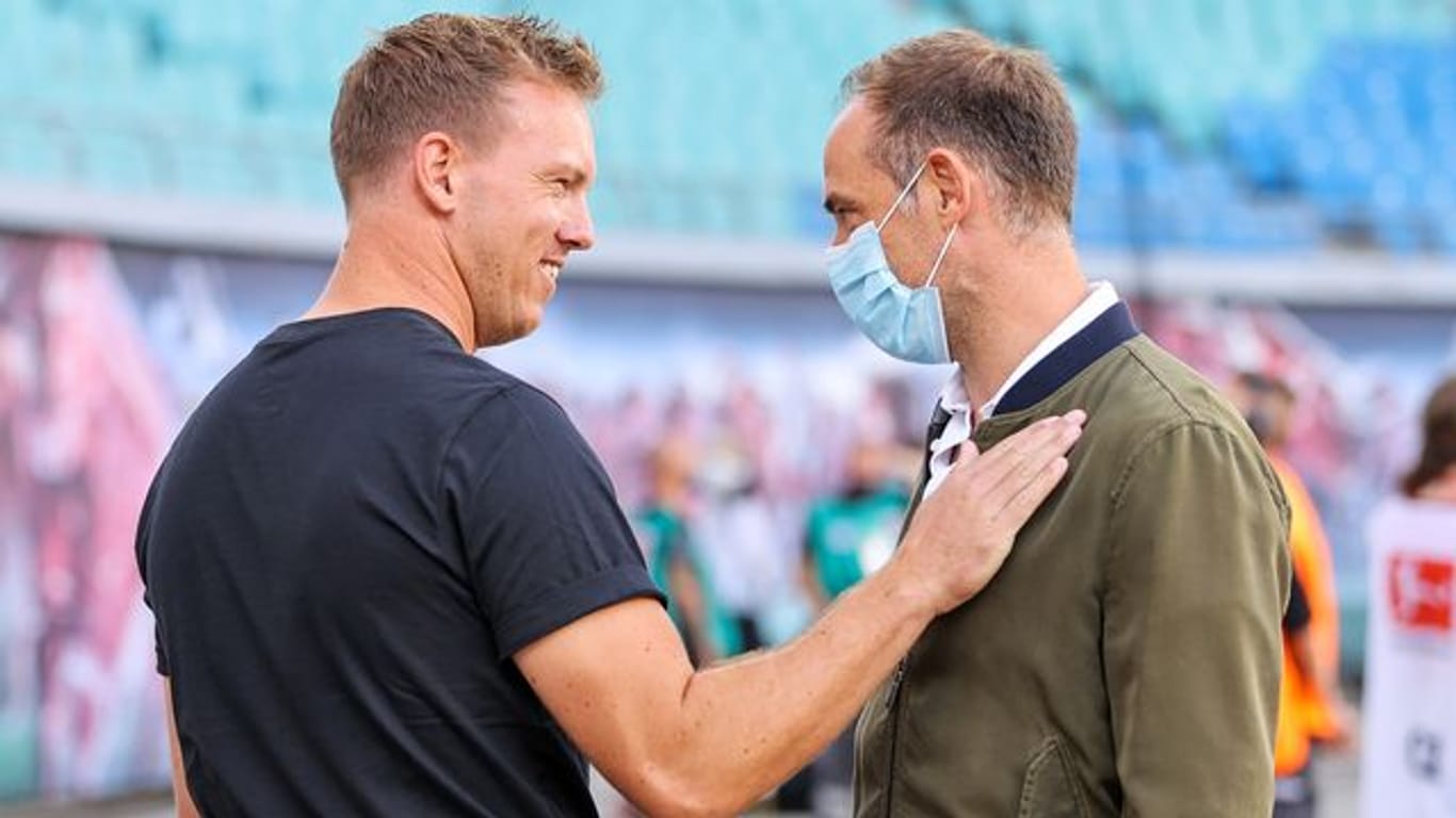 Leipzigs Trainer Julian Nagelsmann (l) begrüßt Geschäftsführer Oliver Mintzlaff.