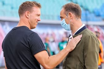 Leipzigs Trainer Julian Nagelsmann (l) begrüßt Geschäftsführer Oliver Mintzlaff.