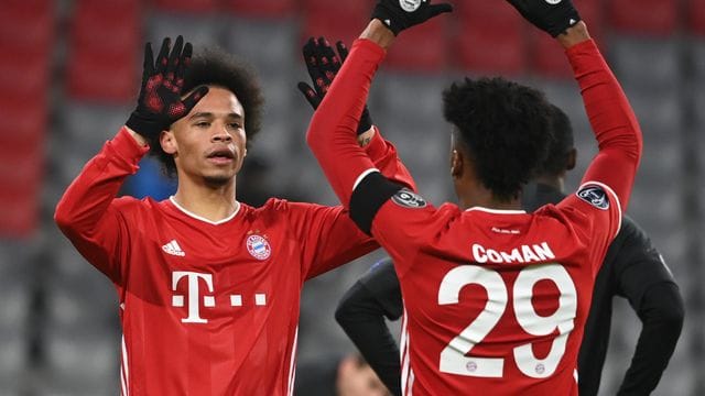 Leroy Sané (l) feiert mit Kingsley Coman ein Tor für Bayern München.