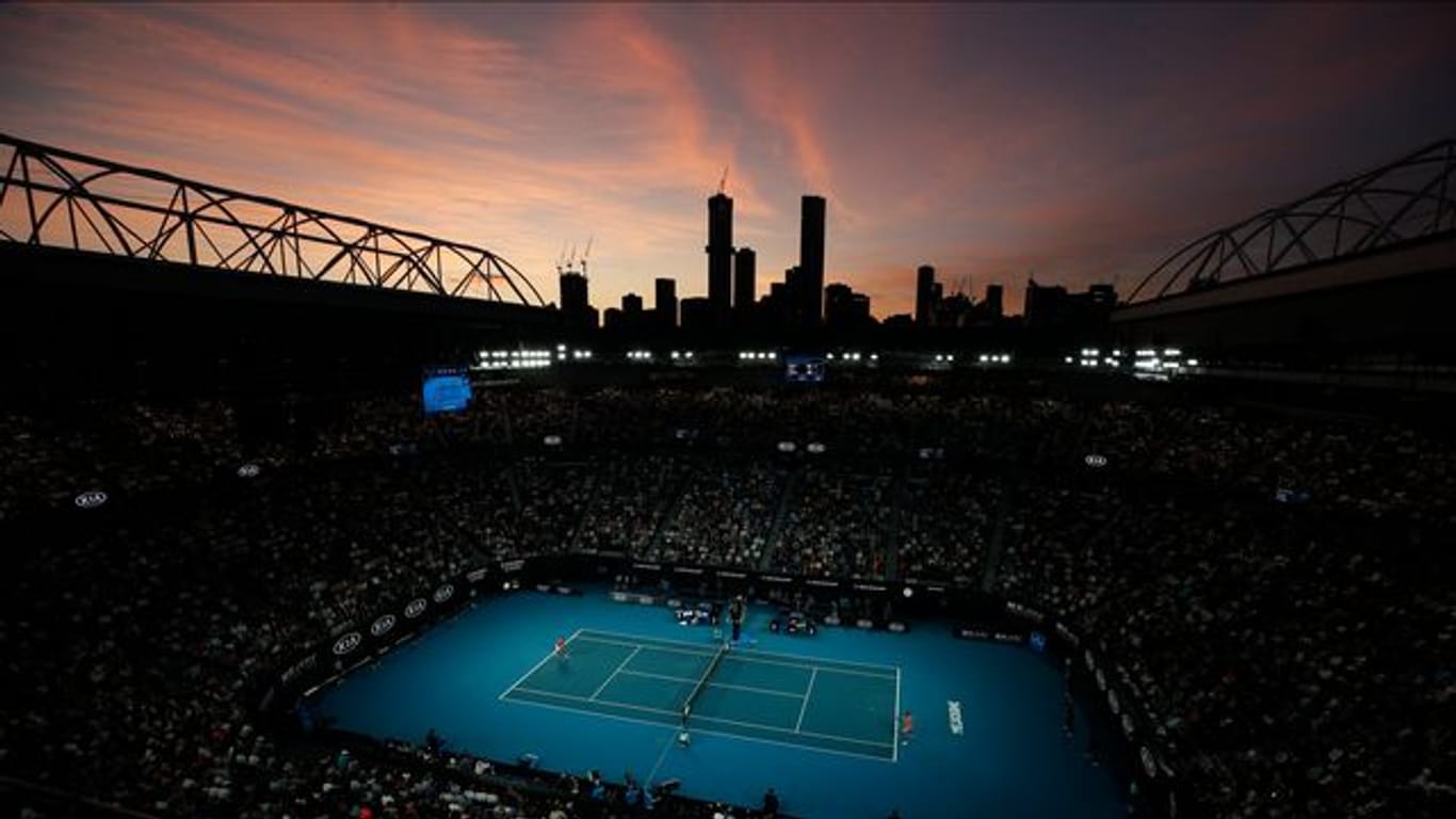 Die Quarantäne-Unterbringung der anreisenden Tennisprofis hat die Veranstalter der Australian Open vor neue Probleme gestellt.
