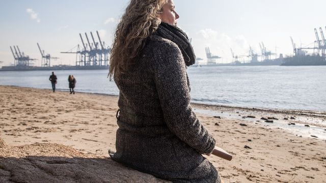 Unterwegs an der frischen Luft: Wer im Lockdown nicht in ein emotionales Loch fallen will, kann - unter Wahrung der Abstandsregeln - zum Beispiel beim Spazierengehen Kraft tanken. Unterwegs an der frischen Luft: Wer im Lockdown nicht in ein emotionales Loch fallen will, kann - unter Wahrung der Abstandsregeln - zum Beispiel beim Spazierengehen Kraft tanken.