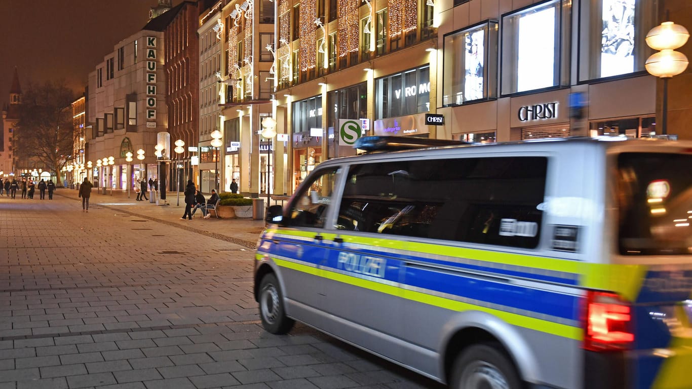 Einsatzwagen der Polizei in München (Symbolbild): In der Au gab es eine Auseinandersetzung mit einem Messer.