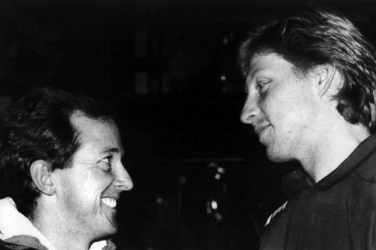 Bob Brett (l), damaliger Tennistrainer, und Boris Becker, bei einer Pressekonferenz.