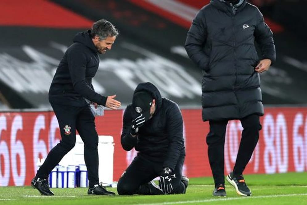 Während Southamptons Trainer Ralph Hasenhüttl (M) auf die Knie fällt zeigt sich Liverpools Trainer Jürgen Klopp (r) frustriert.