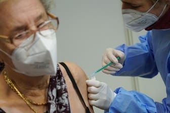 In Potsdam wird eine ältere Frau geimpft: Die Bundesregierung will die Nachproduktion von Impfstoff beschleunigen.
