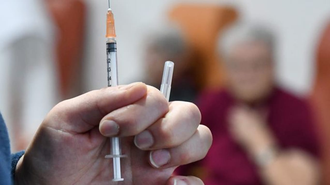 Eine Krankenschwester hält eine Spritze Impfstoff gegen die Coronavirus des Herstellers Pfizer.