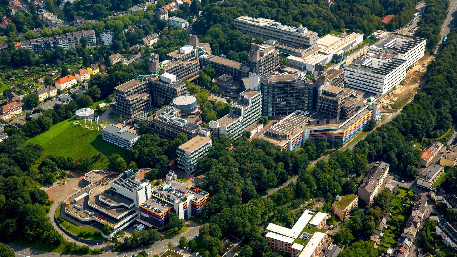 Die Bergische Uni Wuppertal von oben (Symbolbild): Forscher haben bei Guidelines zur Lüftung von Klassenräumen mitgewirkt. Die Bergische Uni Wuppertal von oben (Symbolbild): Forscher haben bei Guidelines zur Lüftung von Klassenräumen mitgewirkt.