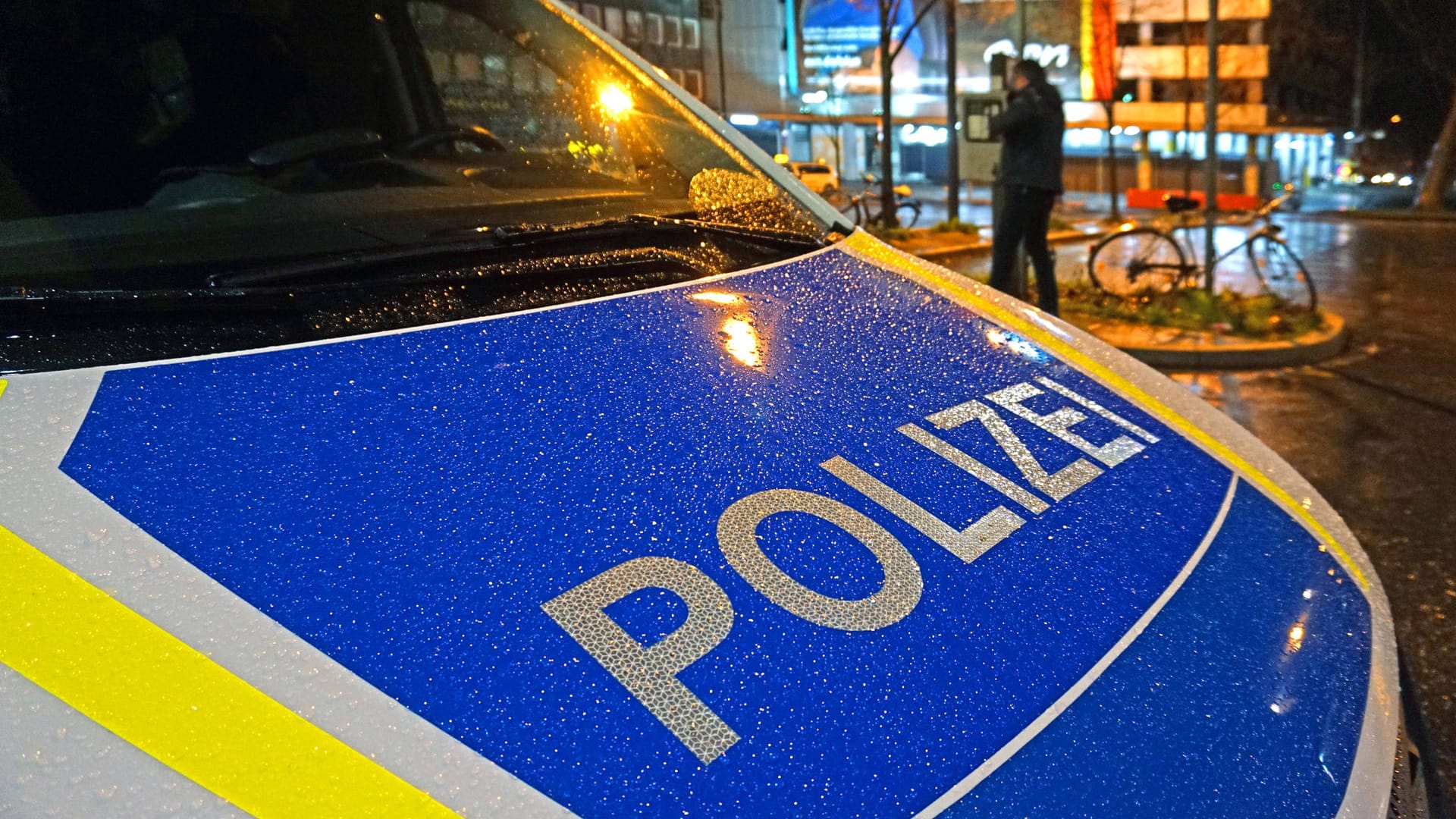 Einsatzfahrzeug der Polizei in Essen (Symbolbild): Sollte es keine weiteren Anhaltspunkte für Clan-Aktivitäten geben, könnten die Ermittlungen bald eingstellt werden. Einsatzfahrzeug der Polizei in Essen (Symbolbild): Sollte es keine weiteren Anhaltspunkte für Clan-Aktivitäten geben, könnten die Ermittlungen bald eingstellt werden.