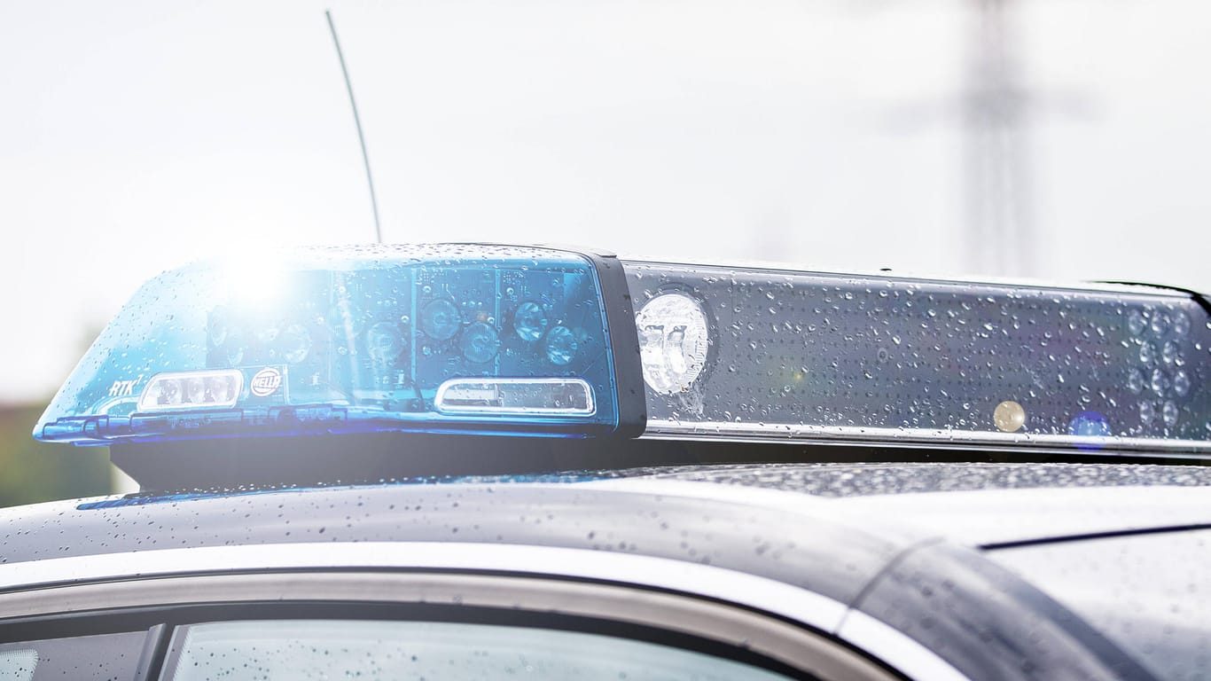Polizeifahrzeug mit Blaulicht: Ein Spaziergänger fand den Toten am Montagnachmittag (Symbolbild).