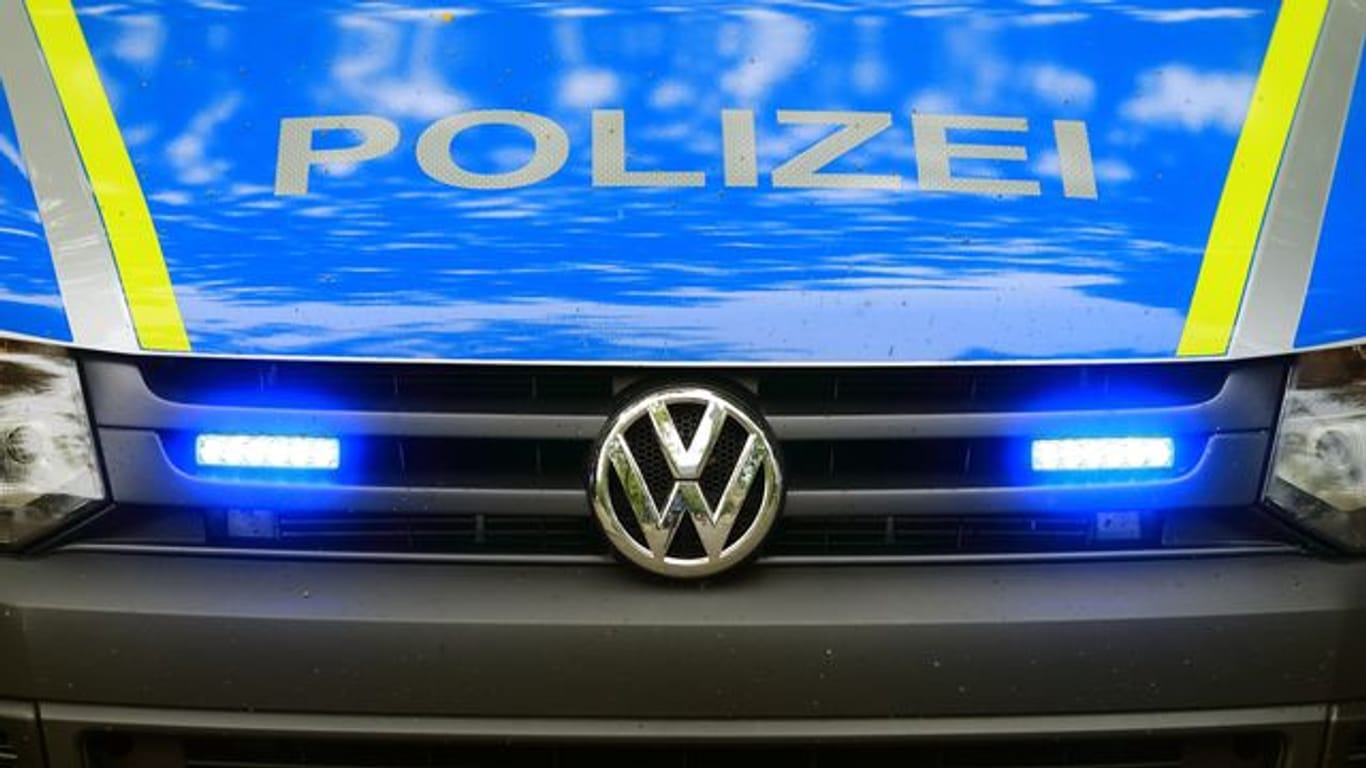 Ein Fahrzeug der Polizei ist im Einsatz (Archivbild): Bei einer Detonation ist ein 13-Jähriger in Karlsruhe verletzt worden.
