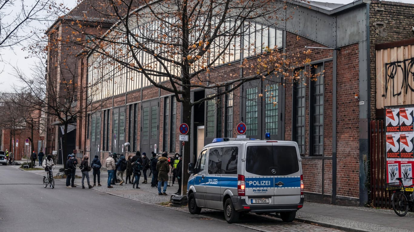 Menschen stehen vor dem Corona-Impfzentrum in der Arena Berlin: Unverbrauchte Impfdosen sollen hier weggeschmissen worden sein.